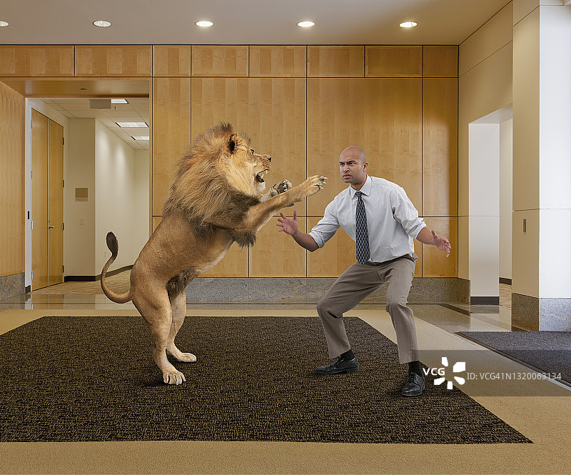 与狮子搏斗的商人图片素材
