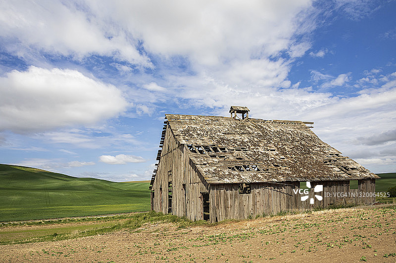 拉多布特山的废弃木制谷仓图片素材