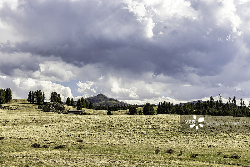 山地草甸景观中的小木屋图片素材