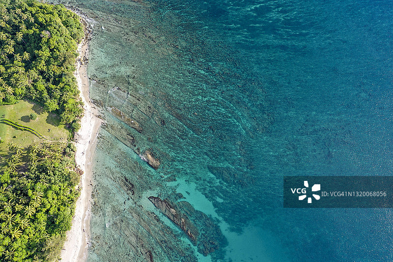 无人机视角：马来西亚沙巴州古达的热带丛林和岩石海滩图片素材