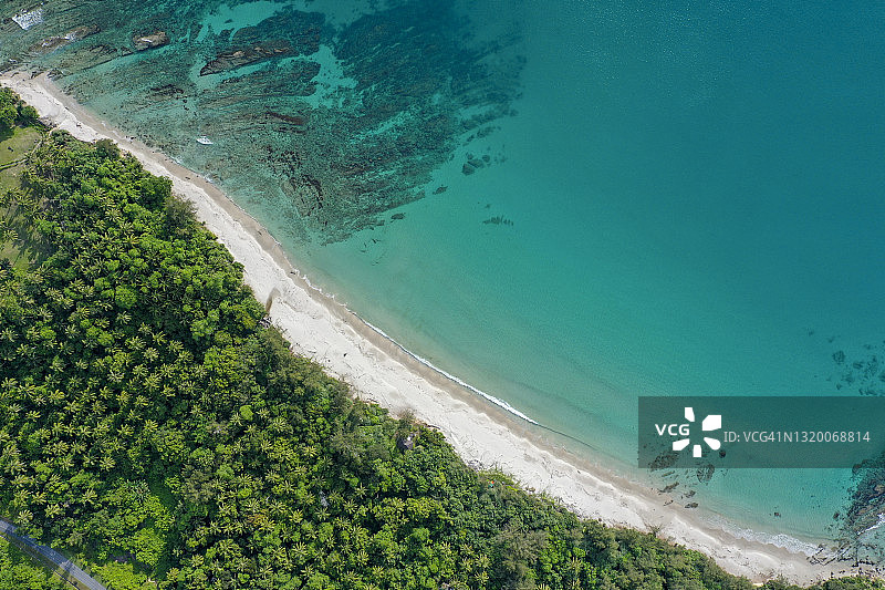 无人机视角：马来西亚沙巴州古达的热带丛林和岩石海滩图片素材
