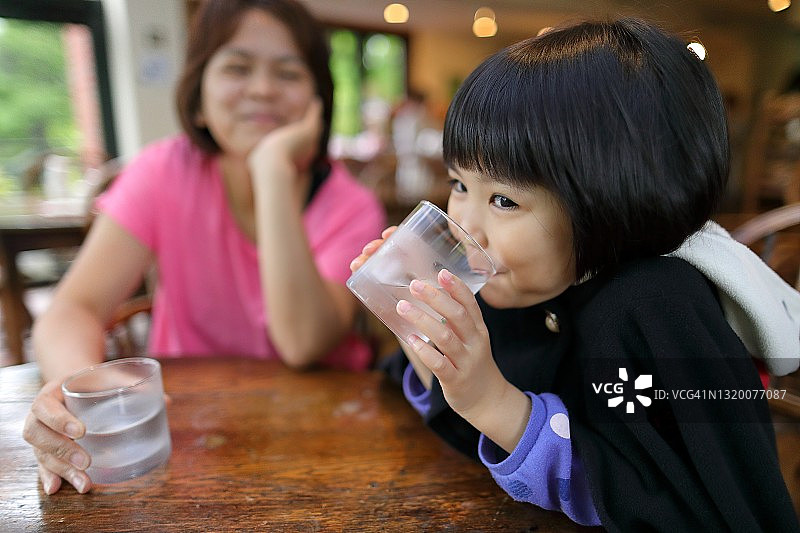 母子休息喝水图片素材