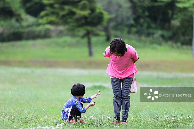 儿童给妈妈送花图片素材