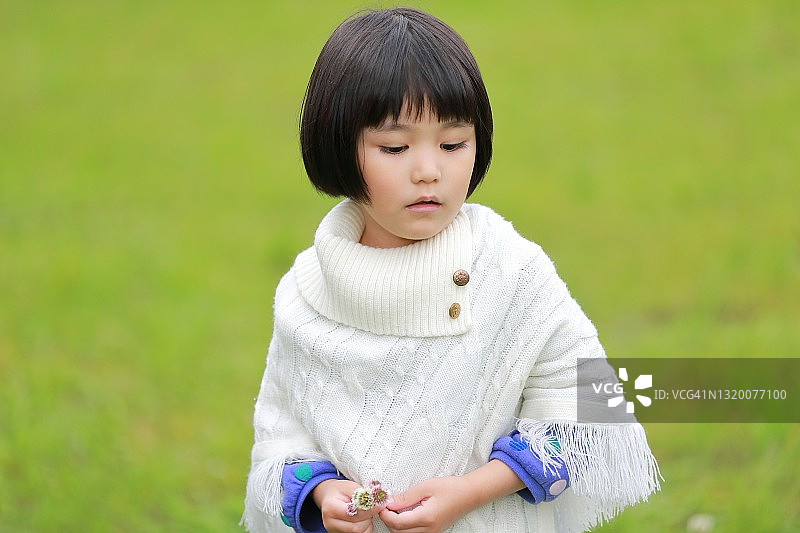 波波头、手持鲜花的混血小女孩图片素材