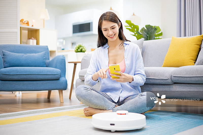 控制扫地机器人的女人图片素材