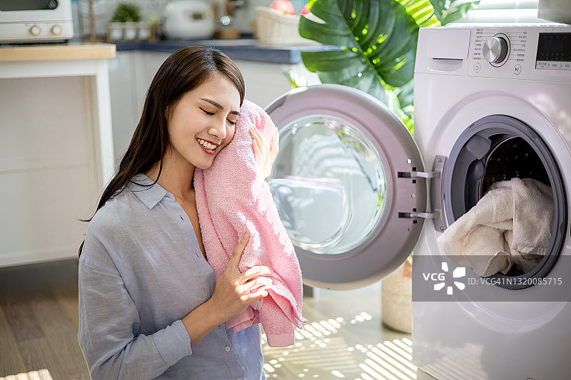 女子从洗衣机里取出衣物图片素材