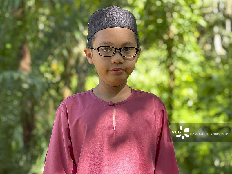 开斋节期间的年轻穆斯林儿童肖像图片素材