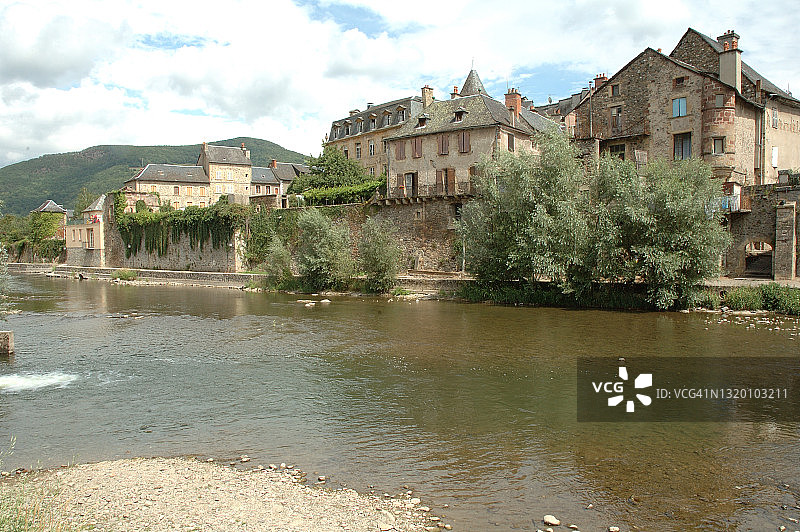 圣热尼耶多尔特：阿韦龙省城镇，洛特河沿岸景观图片素材