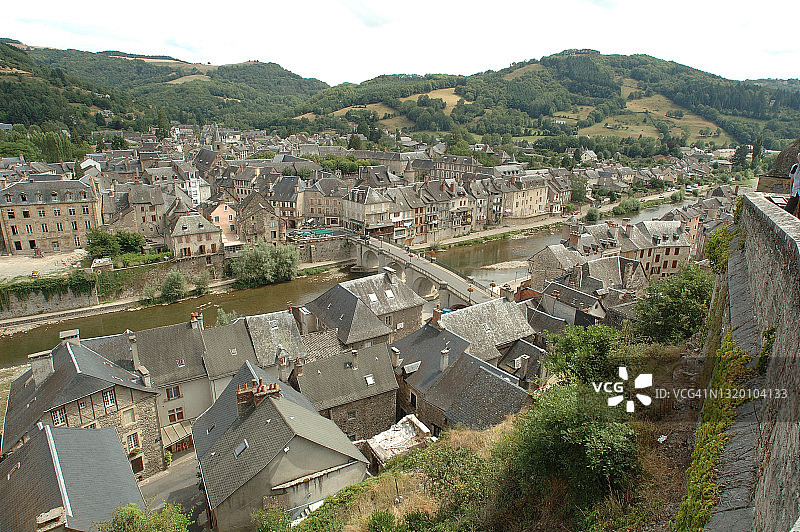 圣热涅多尔特，阿韦龙城镇，城市高景和洛特河上的桥梁图片素材