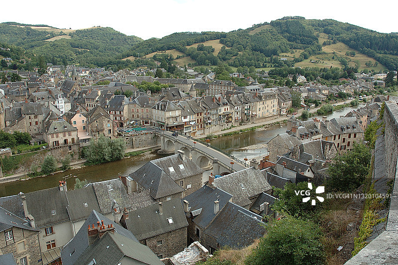 圣热涅多尔特，阿韦龙城镇，城市高景和洛特河上的桥梁图片素材