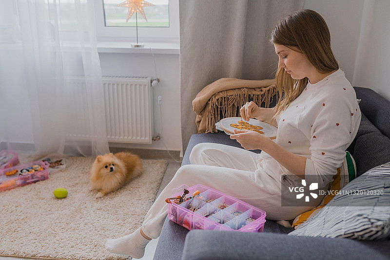 在家绣花的女人和狗图片素材