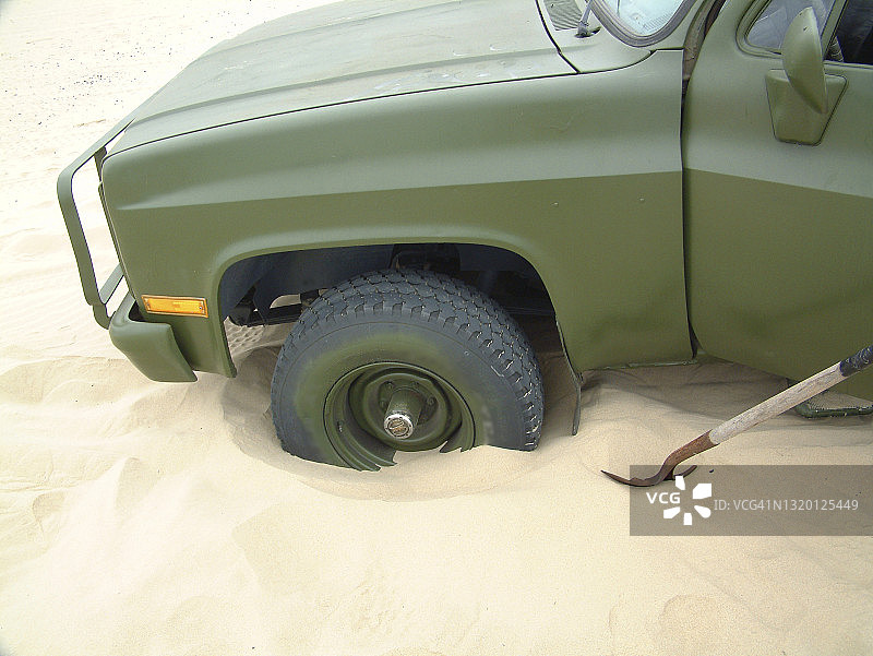 加利福尼亚州，陷入沙中的美国4x4越野军用多功能车图片素材