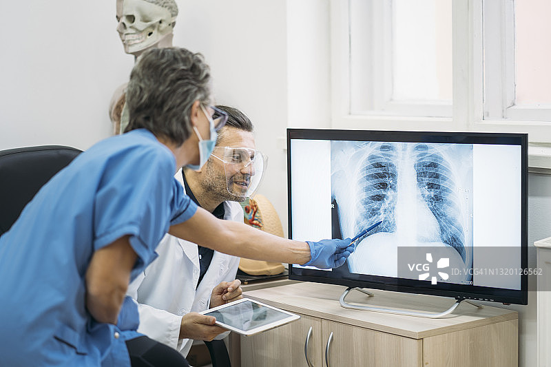 肺炎患者肺部新冠讨论图片素材