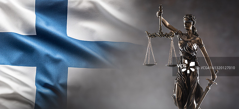 蒙眼正义女神雕像，象征着法律，手持天平和剑，背景是芬兰国旗图片素材