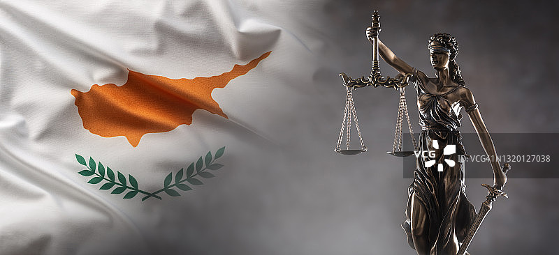 蒙眼正义女神雕像，象征着法律，手中拿着天平和剑，背景是塞浦路斯国旗图片素材