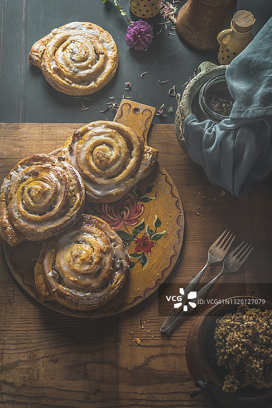 传统砧板上的自制肉桂卷、乡村厨房用具和食材图片素材