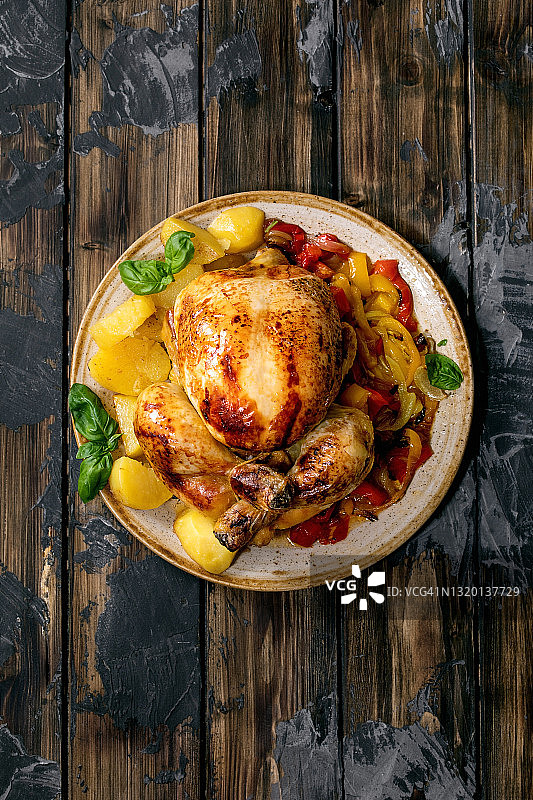 烤整鸡配烤甜椒和土豆图片素材