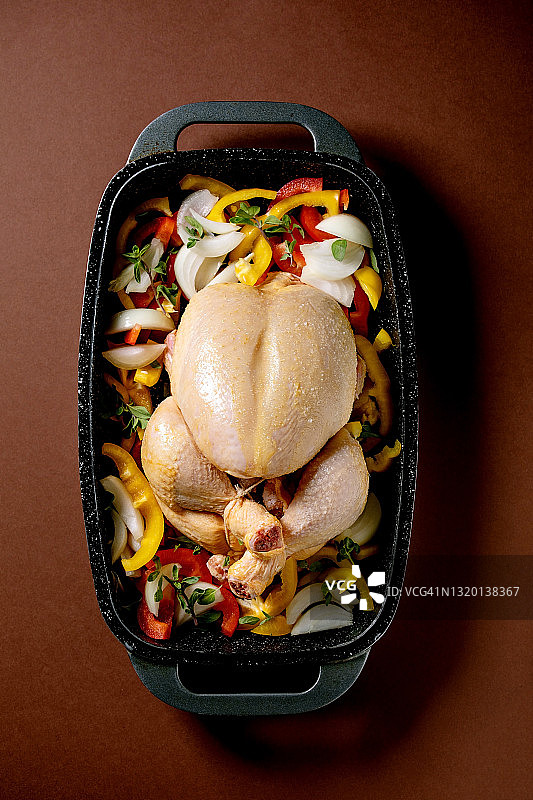 带甜椒的有机生鲜整鸡图片素材