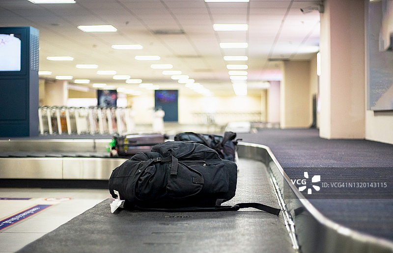 机场到达休息室行李传送带上的行李箱图片素材