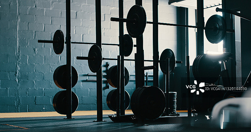 健身房中运动器材的静物镜头图片素材