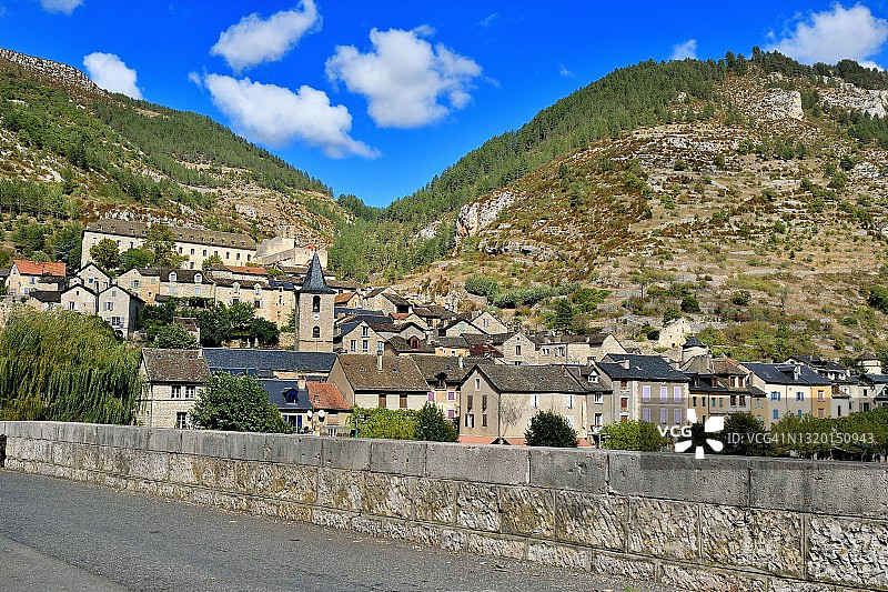 圣埃尼米，塔恩河峡谷中心的古老村庄图片素材