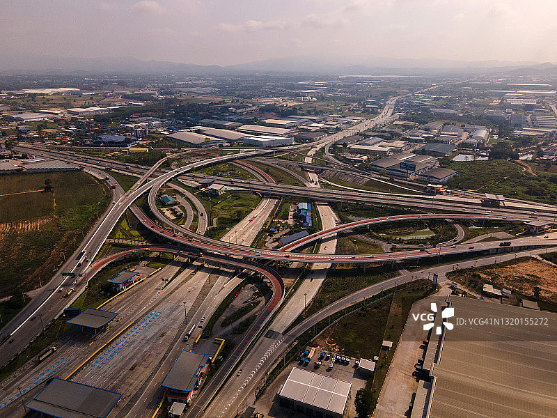 城市高速公路和外环路系统的鸟瞰图图片素材