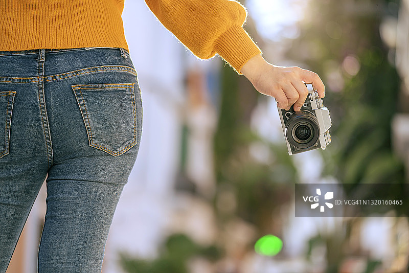 女旅行者手持相机城市街景特写图片素材