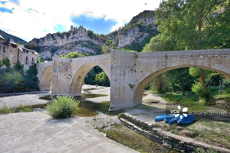 圣埃尼米，塔恩河峡谷中心的古老村庄图片素材