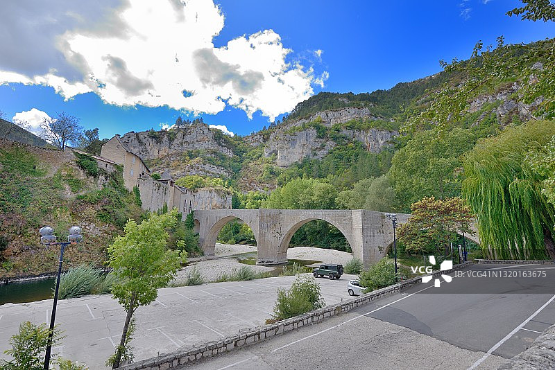 圣埃尼米，塔恩河峡谷中心的古老村庄图片素材