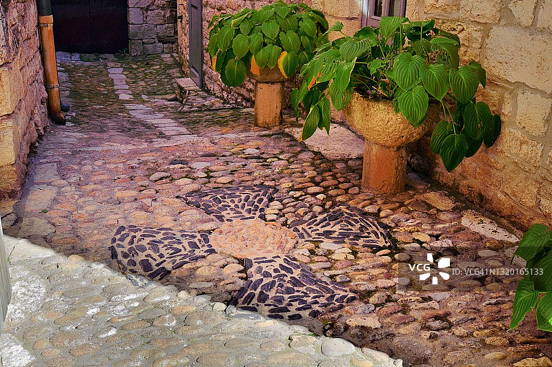 圣埃尼米，塔恩河峡谷中心的古老村庄图片素材