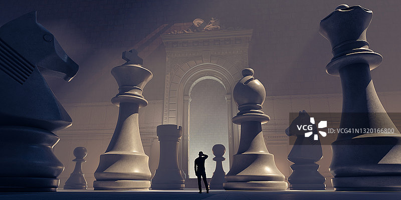 华丽古建筑内的小雕像与巨大棋子图片素材