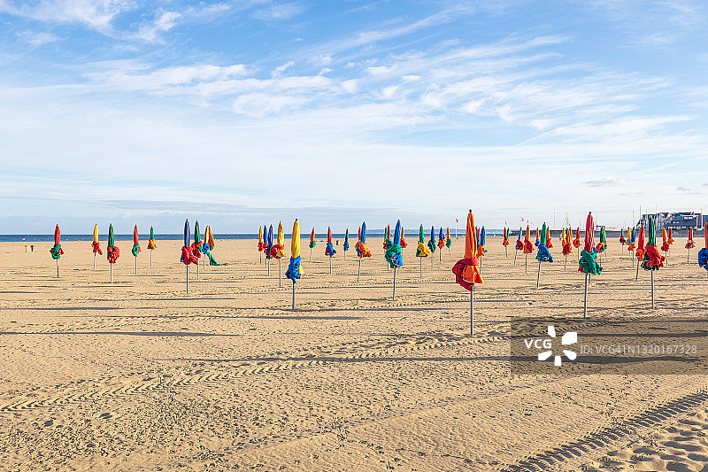 海滩上的彩色遮阳伞图片素材