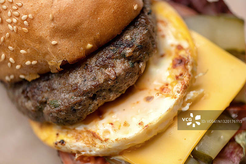 烤肉炒鸡蛋奶酪汉堡，特写横版美食图片素材