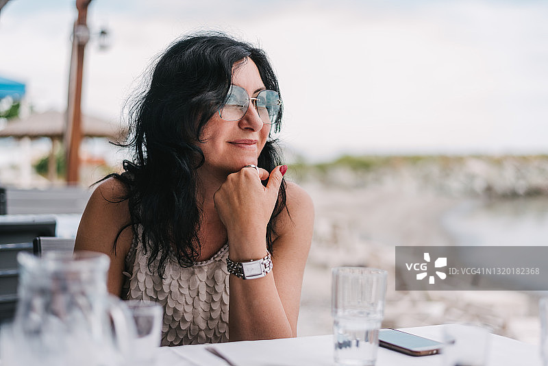 在海滩餐厅的中年女性图片素材