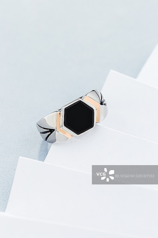 白色背景上的黑色和银色戒指图片素材