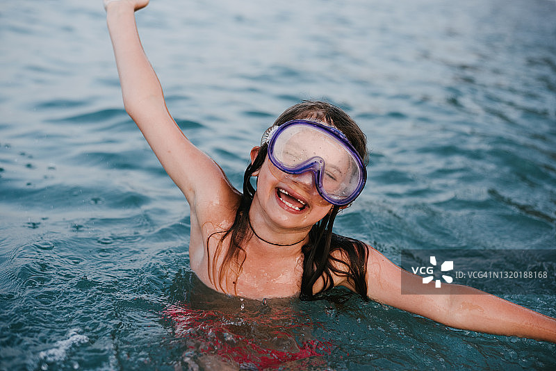 戴着潜水镜在海里的女孩图片素材