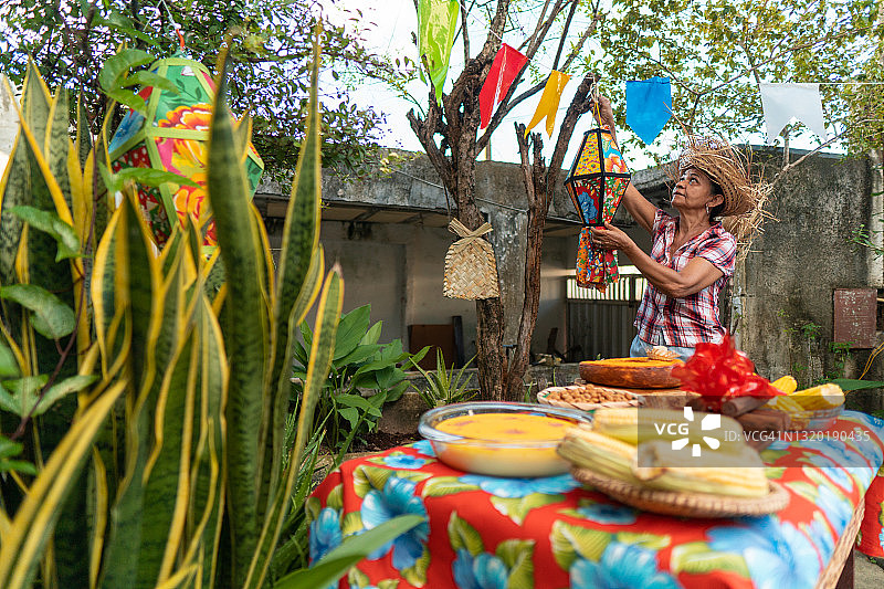 女人在后院装饰六月节图片素材