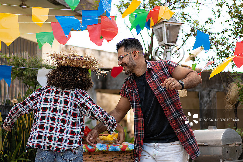 一家人在自家后院的六月节上跳舞图片素材