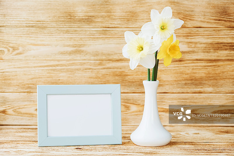 白色花瓶中明亮的黄色水仙花花束图片素材