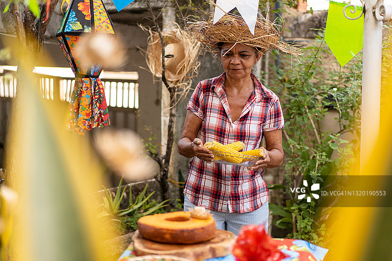 女人在六月节准备典型餐点图片素材