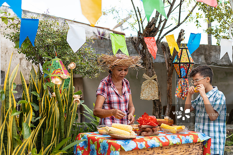 人们在后院参加Festa Junina节日图片素材