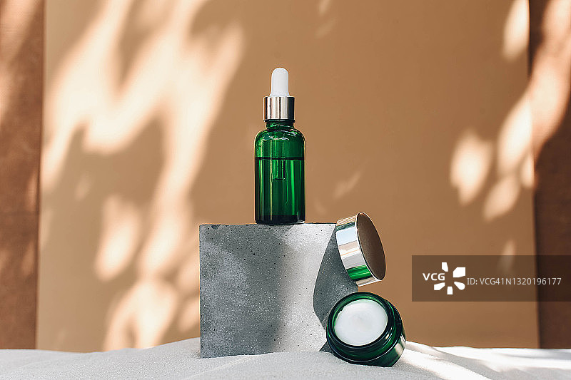 时尚概念下的天然化妆品集装箱图片素材