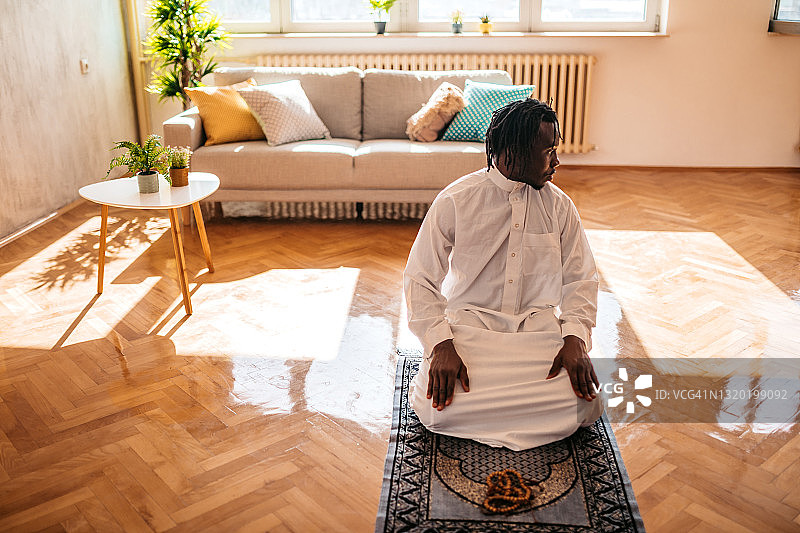 穆斯林男子在家祈祷图片素材