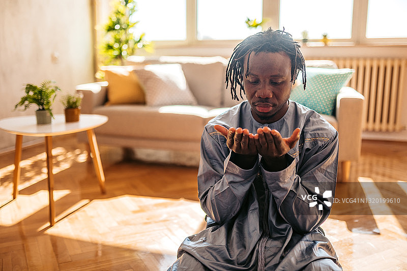 穆斯林男子在家祈祷图片素材