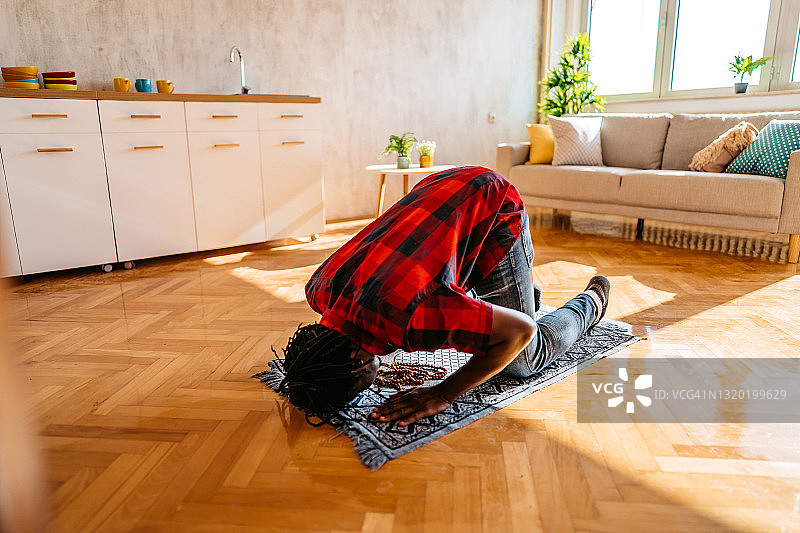 穆斯林男子在家祈祷图片素材