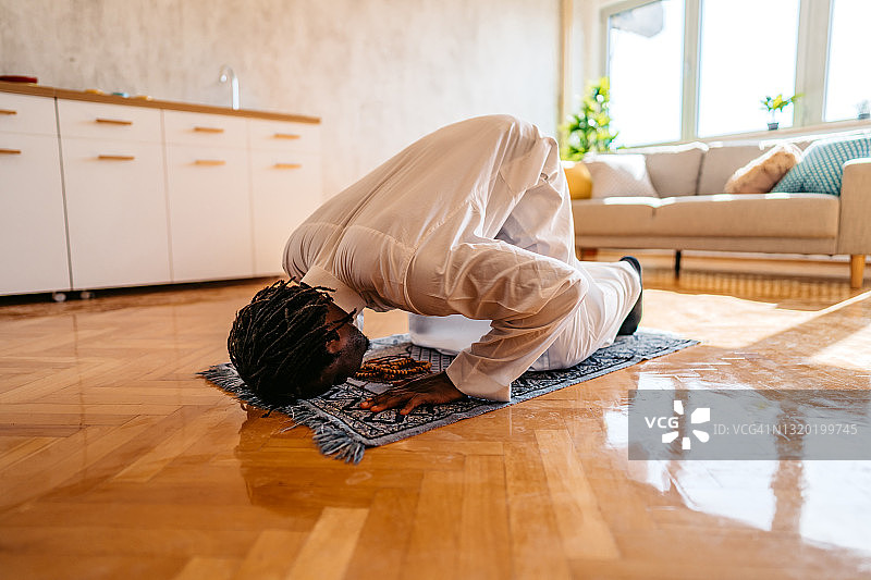 穆斯林男子在家祈祷图片素材