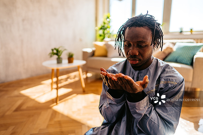 穆斯林男子在家祈祷图片素材