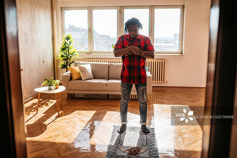 穆斯林男人在斋月期间进行礼拜图片素材