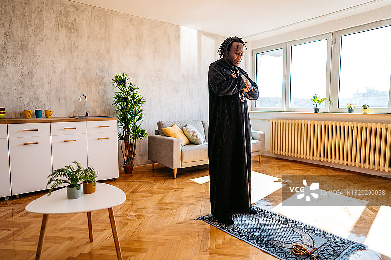 穆斯林男人在斋月期间进行礼拜图片素材