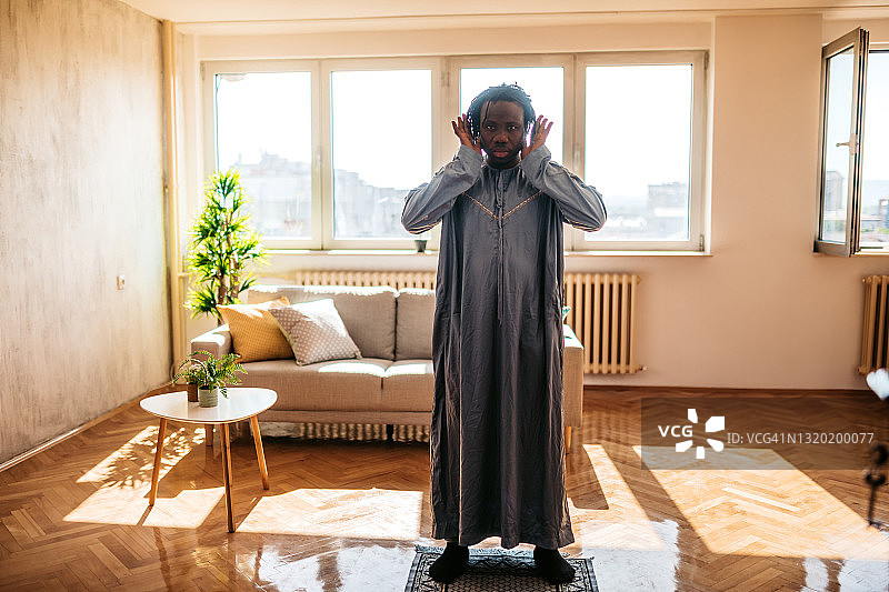 穆斯林男人在斋月期间进行礼拜图片素材